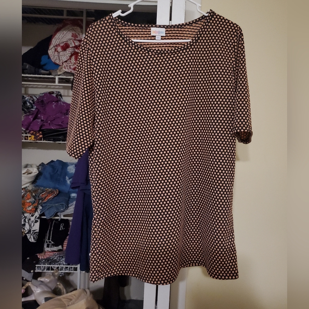 3xl lularoe gigi top! Black background with pink polka-dots